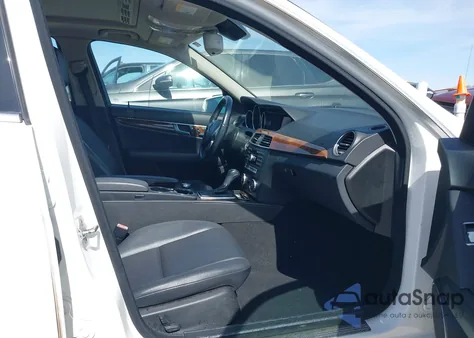 2014 Mercedes-Benz C 250 Luxury z USA, uszkodzony, nr VIN WDDGF4HB7ER311055